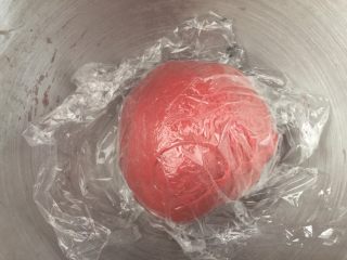 7、吃掉一朵花+红丝绒花儿面包,盖上保鲜膜进行一发