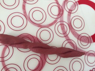 12、吃掉一朵花+红丝绒花儿面包,头尾相接,拧几圈