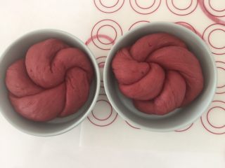 14、吃掉一朵花+红丝绒花儿面包,接口朝下放入模具里