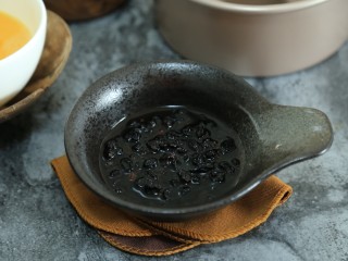 1、蝶豆花麦芬杯,黑加仑干用甘蔗酒泡四小时+