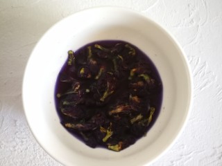 2、蝶豆花麦芬杯,蝶豆花开水泡十分钟。