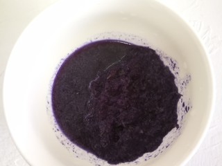 3、蝶豆花麦芬杯,然后用料理机打碎