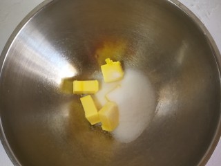 4、蝶豆花麦芬杯,软化好的黄油加入砂糖搅打均匀。