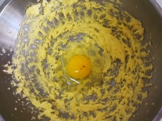 5、蝶豆花麦芬杯,不用打发，然后放一个鸡蛋，继续搅打