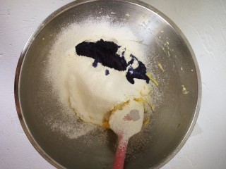 7、蝶豆花麦芬杯,加入蝶豆花，再加入过筛的低粉和泡打粉