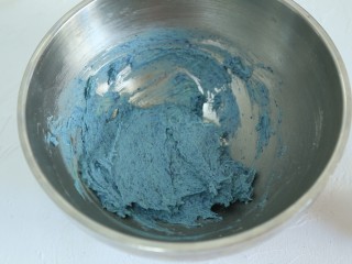 8、蝶豆花麦芬杯,切拌均匀无干粉