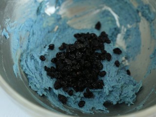 9、蝶豆花麦芬杯,最后加人泡好的黑加仑。黑加仑要把酒完全吸收状态最佳。