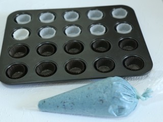 10、蝶豆花麦芬杯,装入裱花袋，模具里放入一次性小纸杯。