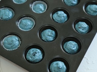 11、蝶豆花麦芬杯,挤满，入烤箱175度，烤20分钟