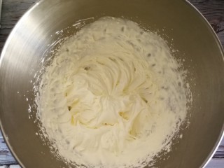 12、蝶豆花麦芬杯,奶油加入糖打发，