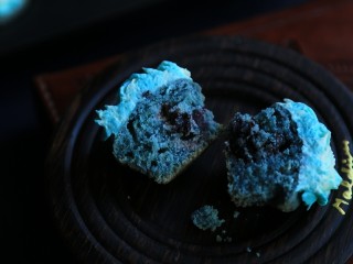 16、蝶豆花麦芬杯,切开一个看看，我是一个好吃的蓝精灵。娃一口一个哈哈。