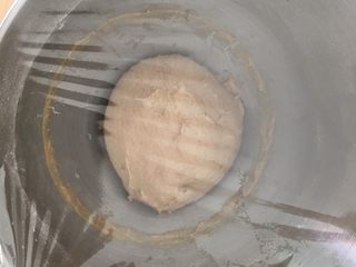 8、全麦吐司,盖上保鲜膜发酵。