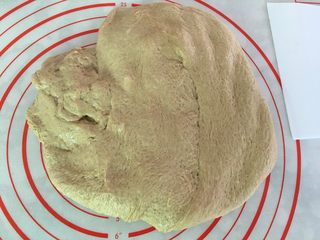 10、全麦吐司,按扁排气。