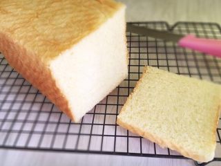 2、街头流行美食~【岩烧乳酪】,吐司切1.5cm厚片。