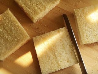 3、街头流行美食~【岩烧乳酪】,吐司片切掉四边。