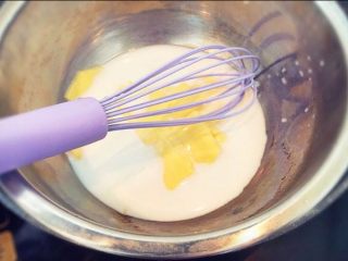 5、街头流行美食~【岩烧乳酪】,牛奶里加入淡奶油、芝士片隔水融化。