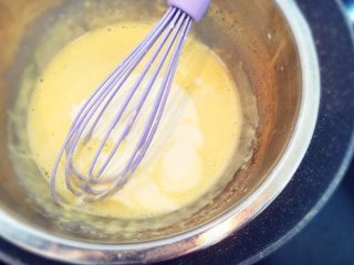 6、街头流行美食~【岩烧乳酪】,放入奶油奶酪和蛋黄。