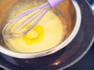 7、街头流行美食~【岩烧乳酪】,加入黄油搅匀。