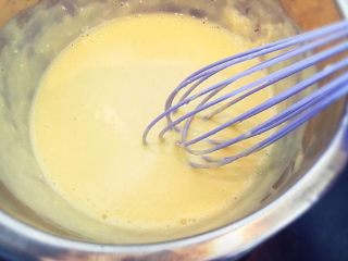 8、街头流行美食~【岩烧乳酪】,最后加入盐和糖调味。