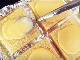 9、街头流行美食~【岩烧乳酪】,乳酪糊晾凉一会再用小勺浇到吐司片上。