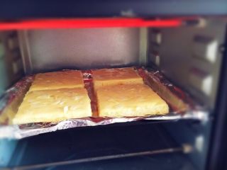 11、街头流行美食~【岩烧乳酪】,烤箱预热5分钟,160度烤20分钟左右。