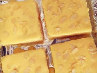 10、街头流行美食~【岩烧乳酪】,表面撒杏仁片。