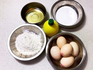 1、不加一滴水的原味蛋糕,准备食材