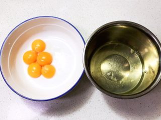 2、不加一滴水的原味蛋糕,把蛋清和蛋黄分开