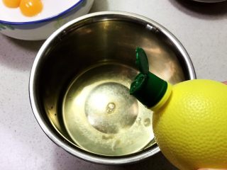 7、不加一滴水的原味蛋糕,在蛋清里面加入3滴柠檬汁