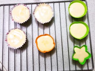 16、不加一滴水的原味蛋糕,把多余的蛋糊倒入小蛋糕模具