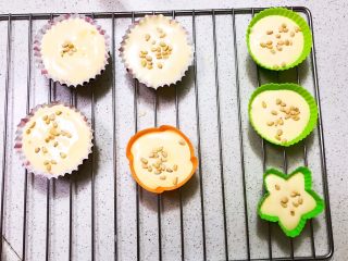 17、不加一滴水的原味蛋糕,撒上偃松仁