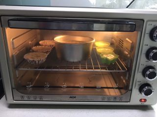 18、不加一滴水的原味蛋糕,把蛋糕模具放入提前预热好的烤箱里，上下火170W，烤40分钟