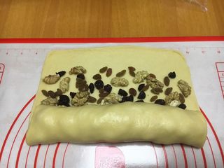 9、最爱面包➕新疆三果大列巴,从有三果的一边卷起，卷的时候要紧些。