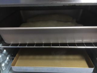 11、最爱面包➕新疆三果大列巴,放入烤箱进行第二次发酵，我的烤箱没有发酵功能但是不影响发酵，烤箱下边放一盘开水（我换了2次开水），静置发酵约40分钟～60分钟左右。