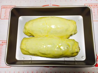 13、最爱面包➕新疆三果大列巴,把发酵好的大列巴的表面刷上全蛋液。