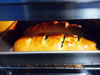 16、最爱面包➕新疆三果大列巴,面包烤到20分钟后很易上色，请随时注意观察大列巴的颜色，颜色满意后就盖上锡纸。