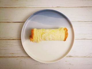 4、芝士卷,将吐司卷起，并用鸡蛋液封口