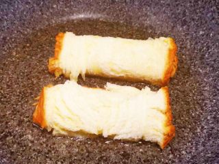 5、芝士卷,热锅注油，锅中放入吐司卷，小火煎