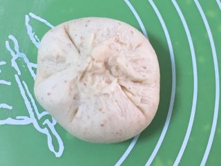16、全麦豆沙面包,包裹起来收紧口子。