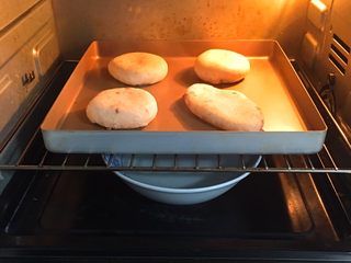 17、全麦豆沙面包,整形后送入烤箱两次发酵，方法同上也是60分钟。