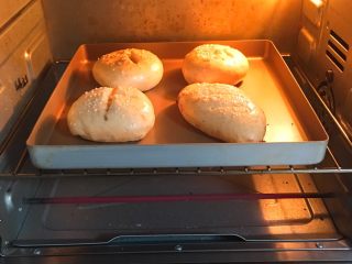 19、全麦豆沙面包,用剪刀剪十字型，烤箱预热至180度，烤制20分钟。