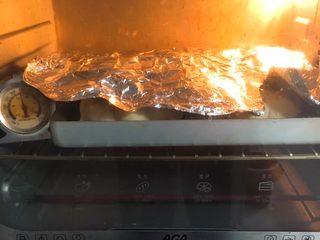 20、全麦豆沙面包,上色满意加盖锡纸。