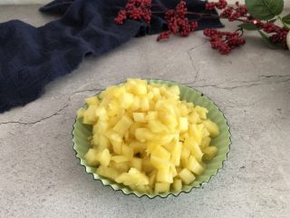 2、酥甜菠萝酥,菠萝切碎丁备用