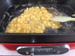 4、酥甜菠萝酥,拌好的菠萝丁倒入锅中炒至变透明色关火