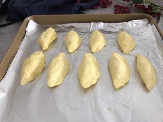 7、酥甜菠萝酥,包好后的菠萝酥摆放在烤盘中