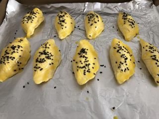 8、酥甜菠萝酥,刷蛋黄液，撒黑芝麻