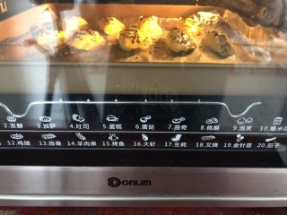 9、酥甜菠萝酥,烤箱上下火190度预热5分钟，然后烤20分钟出炉