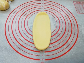 7、甜味面包卷, 取一份面团压扁，擀成牛舌状。