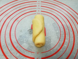 8、甜味面包卷,卷起来。