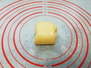 10、甜味面包卷, 卷好以后翻过来放，一个面包卷就做好了，依次做好剩下的面包卷。
